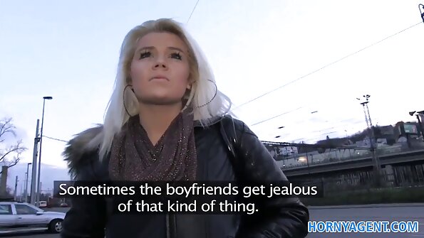 Zastakljena djevojka pokazuje svoju imovinu ispred kamere jebacina lezbejke