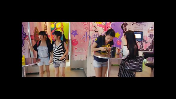 Catie Minx vrijeme kupanja pretvara u samoorgiju dok porno hub lezbejke radi svoju mladu usku macu staklenim dildom.