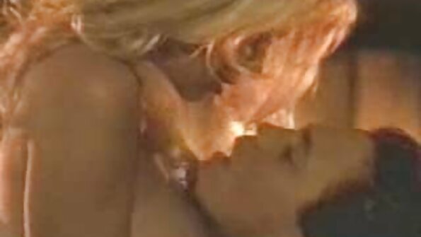 Sparno plavuša nosi mini i uski gole lezbejke seksi top.
