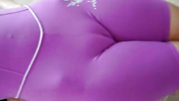 Chloe Lacourt - Mehanički dildo lezbejke sex joj prija ružičasto